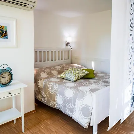 Modern Charvatova Apartament