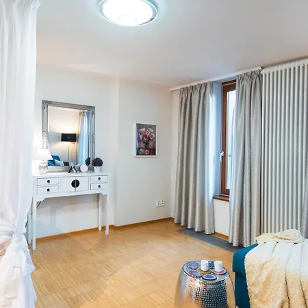Modern Charvatova Lägenhet
